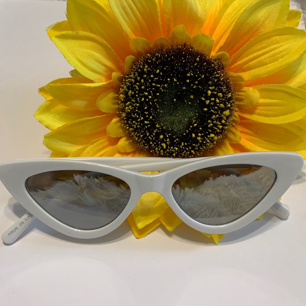 Super Chic White Cat Eye Sunglasses 😎